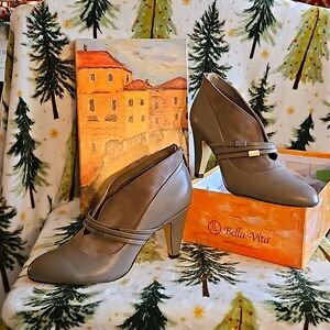 Bella-Vita Shooties, Taupe w/brushed nickel embellishments, bonded leather sole